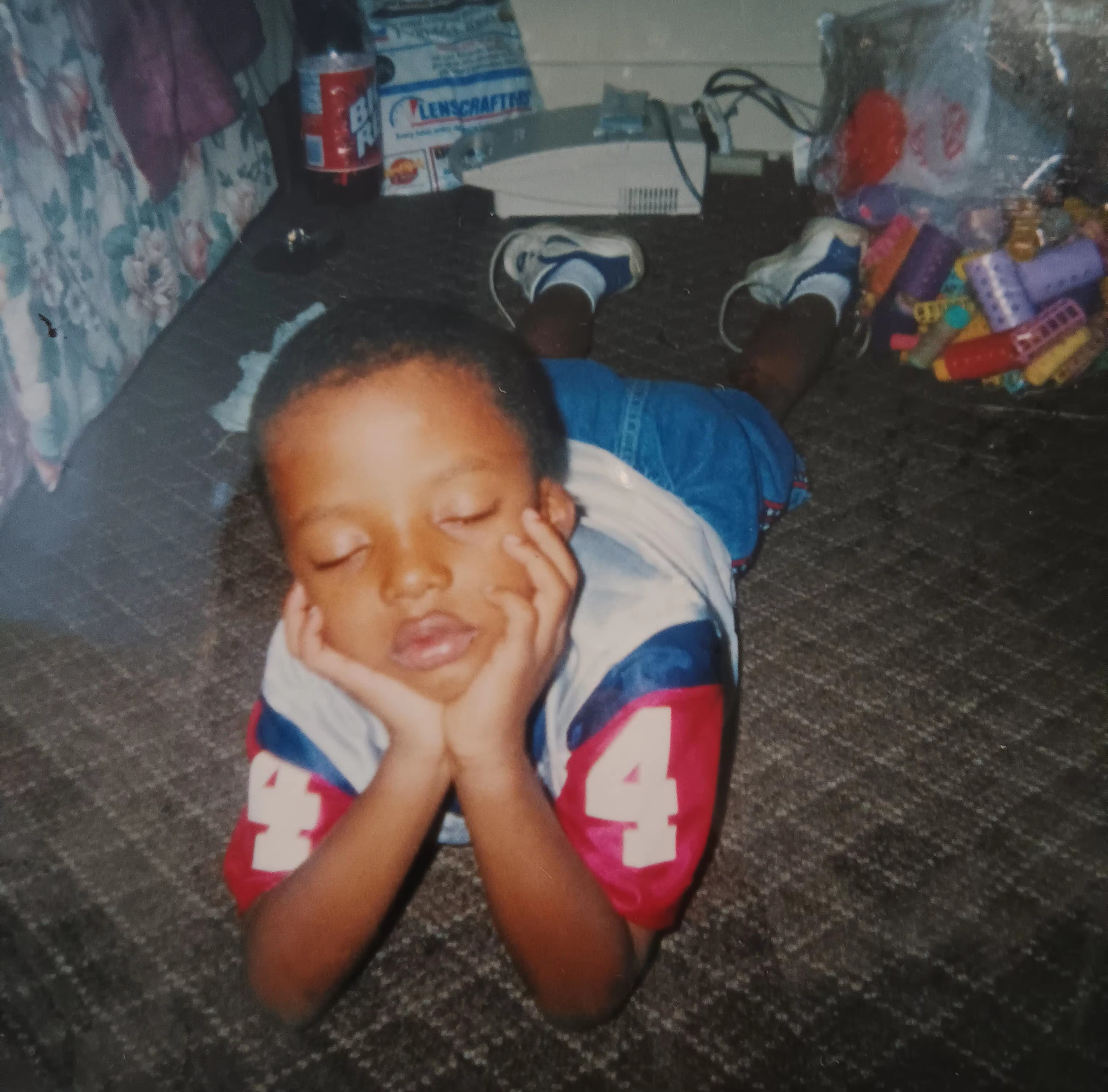 Poohtu sleep on his hands